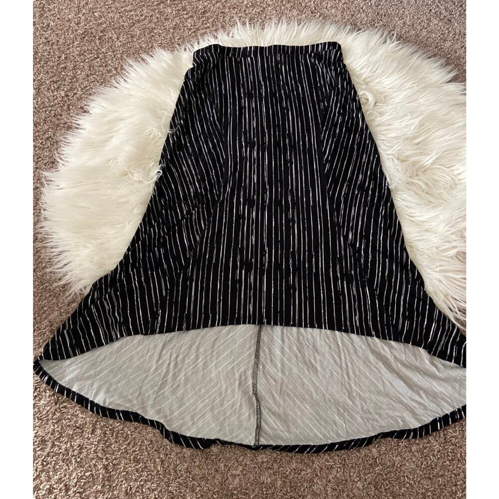 Lisa Rinni Collection Small (runs big) hi low skirt black and white pattern
